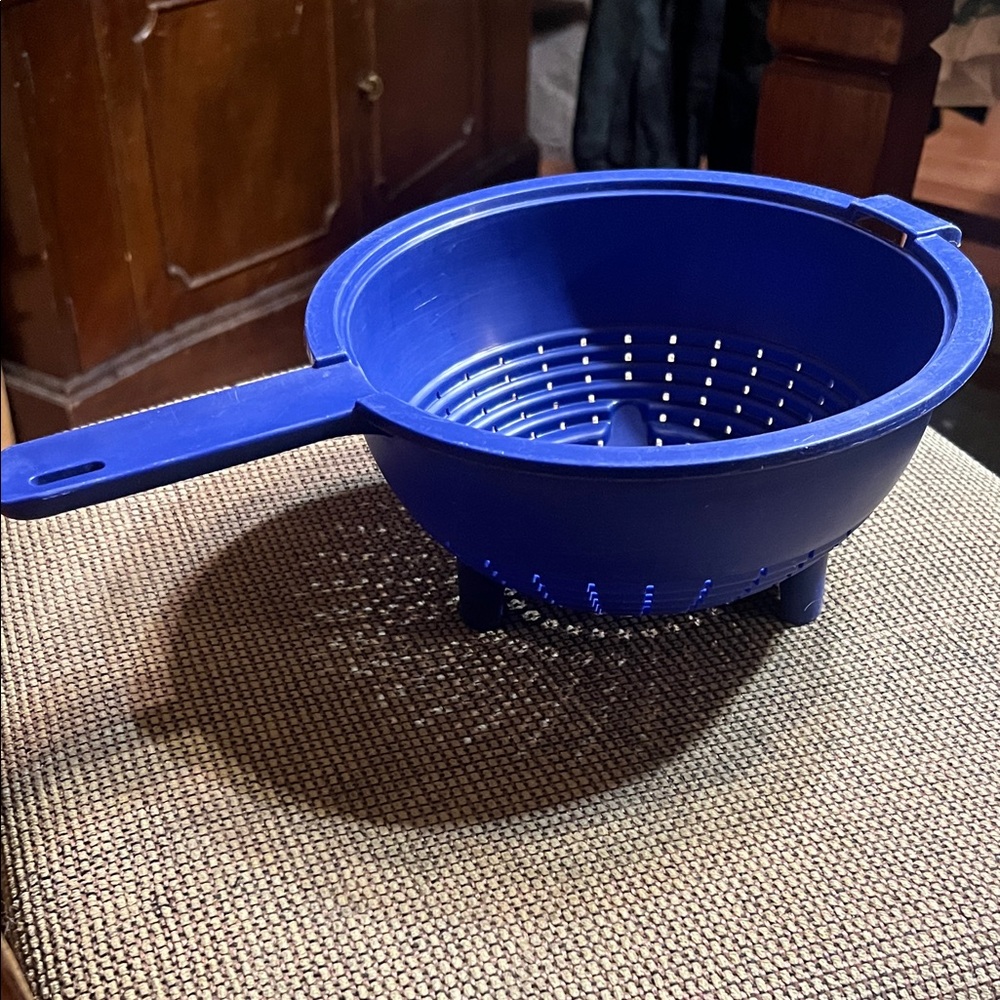 Tupperware Blue Colander with Handle